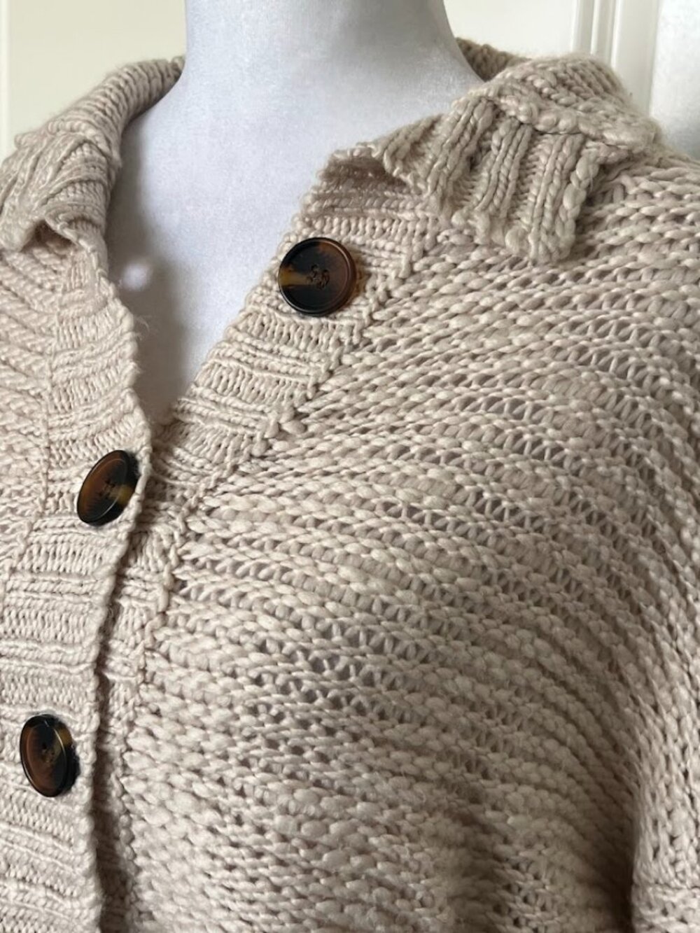 Urban Outfitters Beige Tan Cropped Knit Cardigan Sweater Button Down Size Small